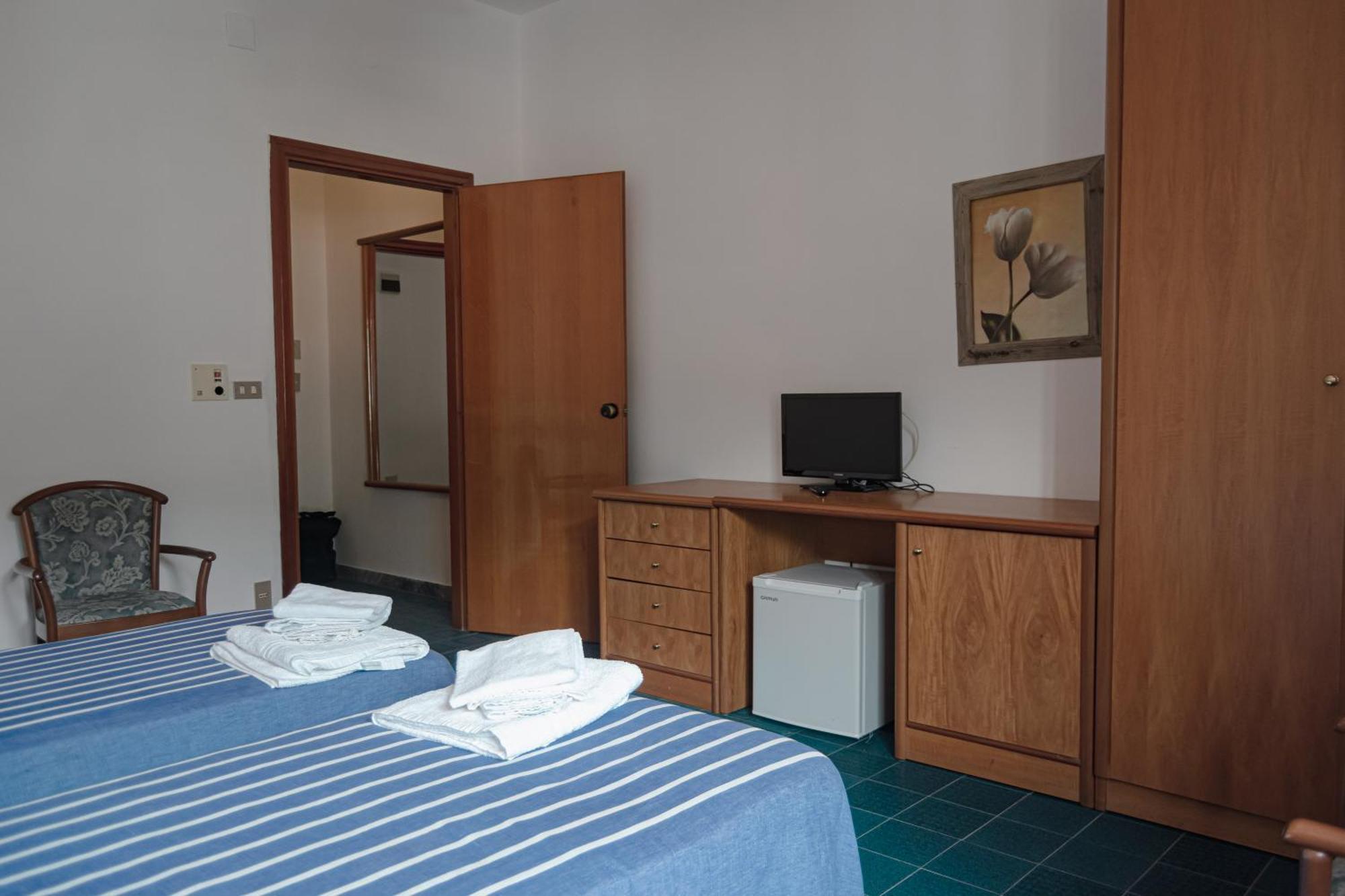 Hotel Mediterraneo Guardia Piemontese Terme Bagian luar foto
